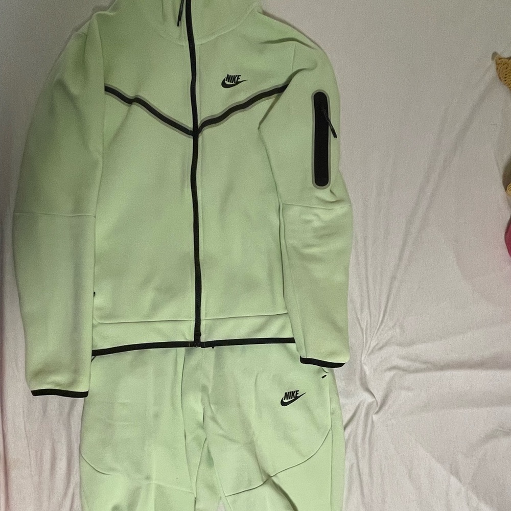 Nike tech fleece suite